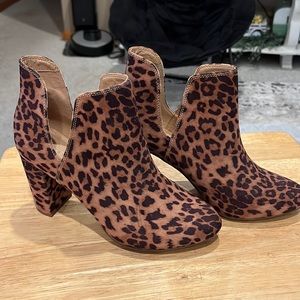 Lane Bryant faux suede booties womens size 10.  Brand new with tags, no box.